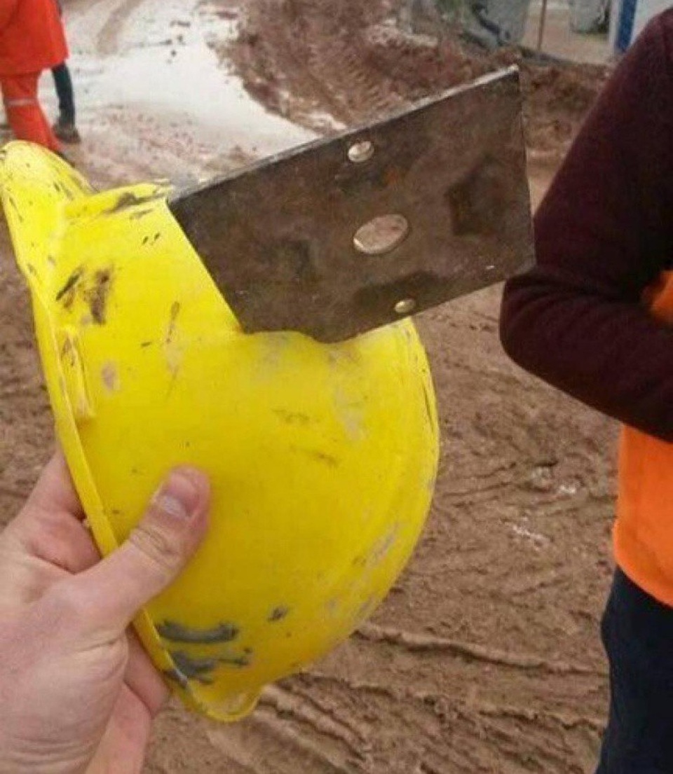 Thót tim với những khoảnh khắc “thần chết ngủ quên” - 8 Và đương nhiên, nón bảo hộ cũng thực sự cần thiết khi ở công trường!