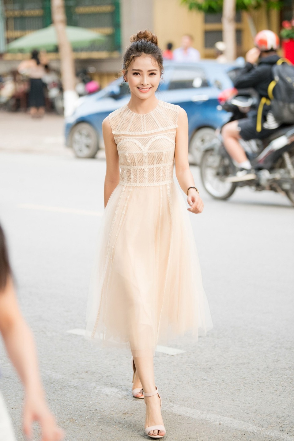 Dàn mỹ nhân đầu quân cho VTV đọ dáng trên thảm đỏ - 5 MC Huyền Trang Bữa trưa vui vẻ lựa chọn chiếc váy tông màu pastel thanh lịch.