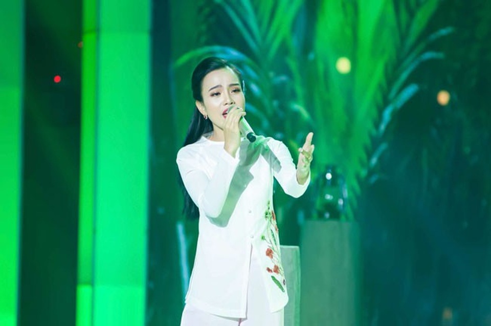 Sèn Hoàng Mỹ Lam thể hiện ca khúc Mình ơi được khen về giọng hát nhưng lại gây tranh cãi về cách trang điểm. (Ảnh: Katsu Team)