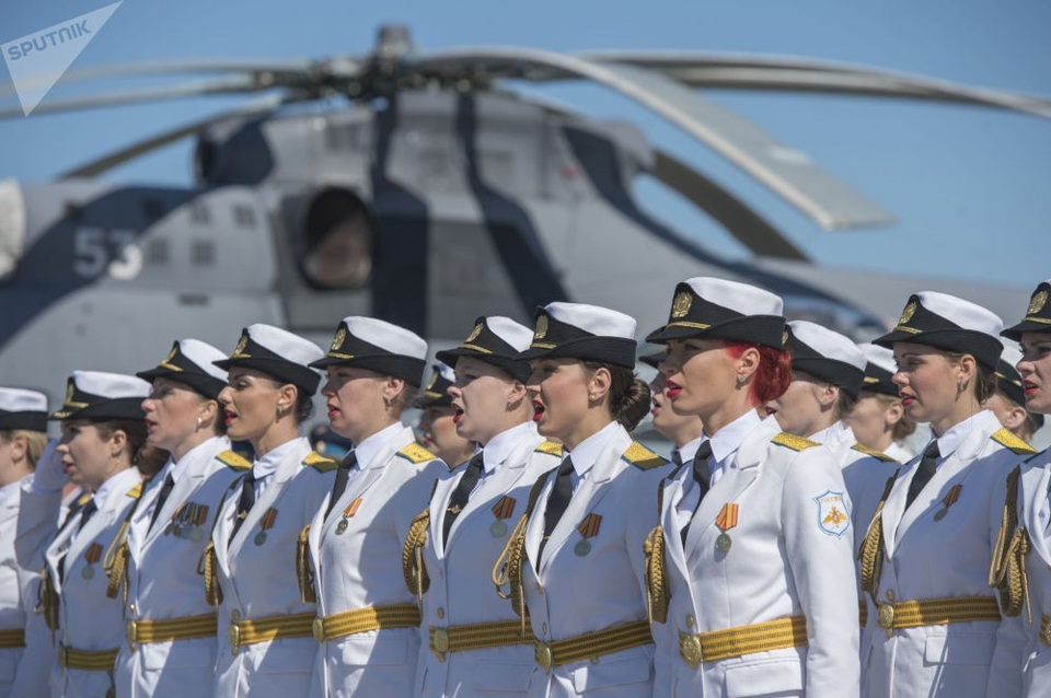 Uy lực dàn khí tài hùng hậu của không quân Nga - 2 Lực lượng không quân Nga ban đầu được thành lập chủ yếu phục vụ công tác tình báo. Tuy nhiên sau đó chức năng nhiệm vụ của lực lượng này dần được mở rộng hơn. Trong ảnh: Các nữ quân nhân tham gia sự kiện kỷ niệm 75 năm thành lập Lực lượng Phòng không và Không quân số 6.