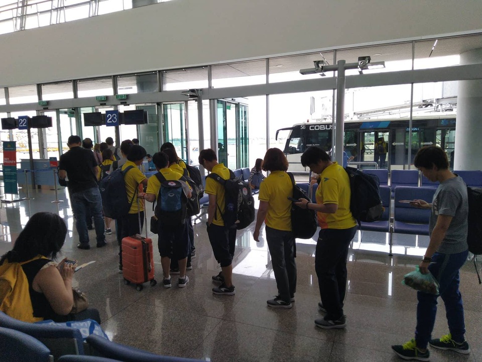 Đội tuyển nữ Việt Nam lên đường dự Asiad 2018 - 1
Đội tuyển nữ Việt Nam làm thủ tục ở sân bay Nội Bài