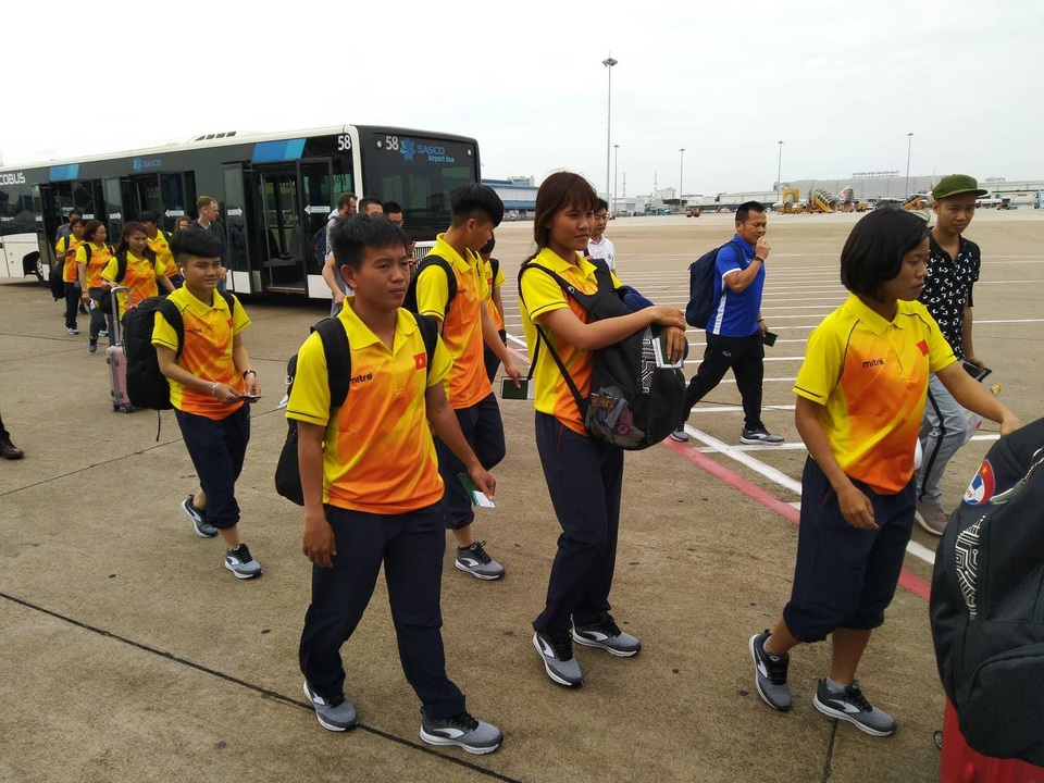 Đội tuyển nữ Việt Nam lên đường dự Asiad 2018 - 2
Toàn đội bước ra máy bay để di chuyển sang Indonesia
