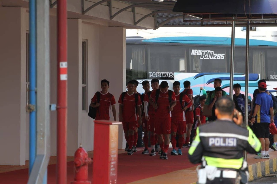 Olympic Việt Nam tập trên mặt sân như ruộng cày tại Indonesia - 8 Olympic Việt Nam tập trên mặt sân như ruộng cày tại Indonesia - 8