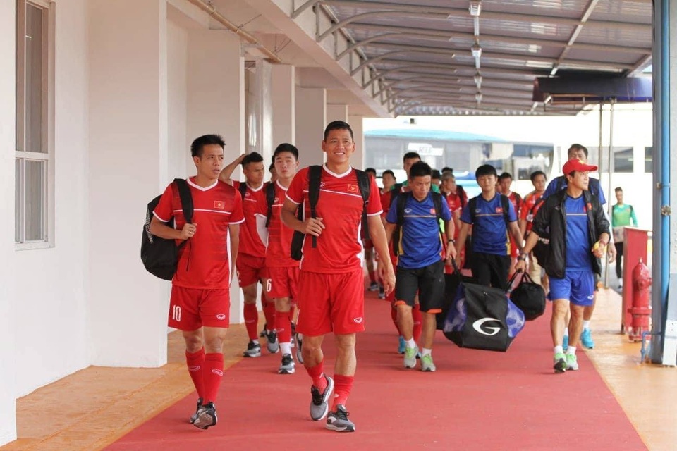 Olympic Việt Nam tập trên mặt sân như ruộng cày tại Indonesia - 7
Thủ quân Văn Quyết và Anh Đức cùng toàn đội di chuyển sang tập sân cỏ nhân tạo