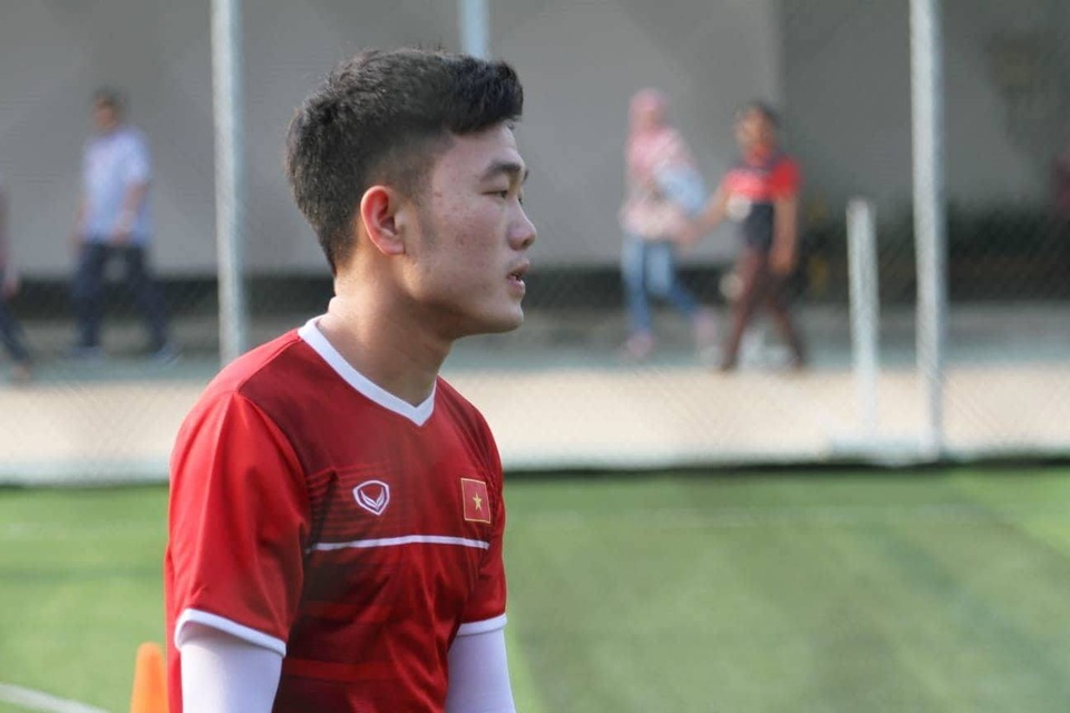 Olympic Việt Nam tập trên mặt sân như ruộng cày tại Indonesia - 6
Tiền vệ Xuân Trường