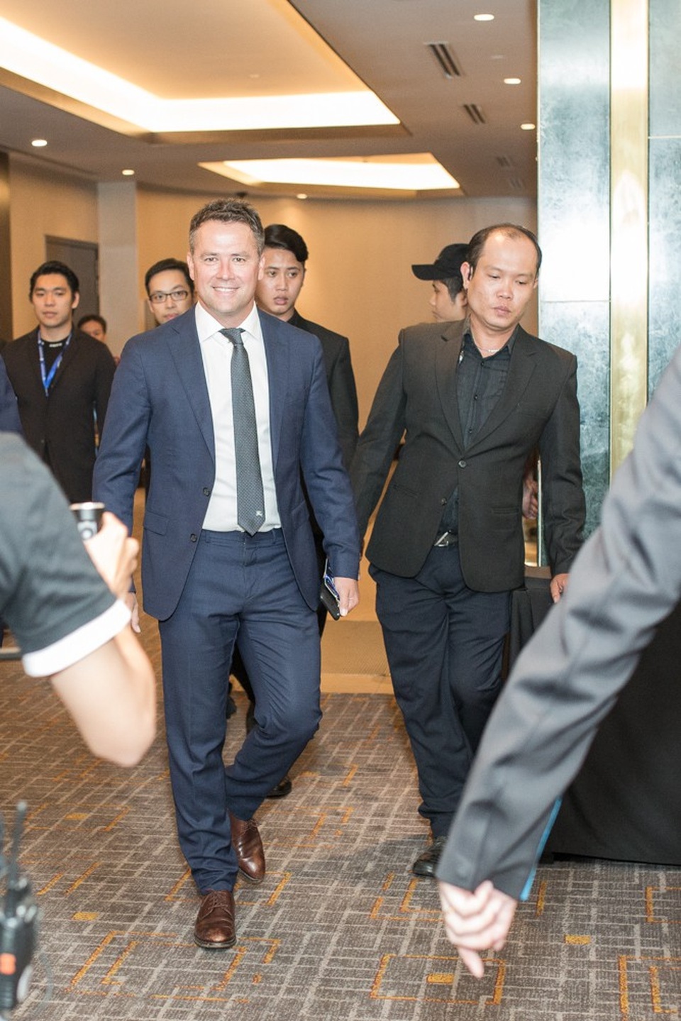 Hoa hậu Đặng Thu Thảo, Chi Nguyễn rạng rỡ đón Michael Owen - 7
Michael Owen là tâm điểm thu hút sự chú ý