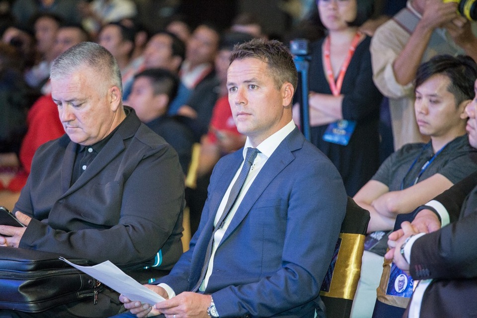 Hoa hậu Đặng Thu Thảo, Chi Nguyễn rạng rỡ đón Michael Owen - 10
Chuẩn bị kỹ lưỡng cho bài phát biểu