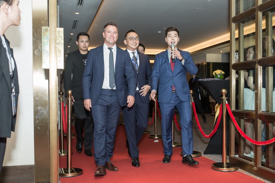 Hoa hậu Đặng Thu Thảo, Chi Nguyễn rạng rỡ đón Michael Owen - 8
Cựu danh thủ Anh xuất hiện bảnh bao