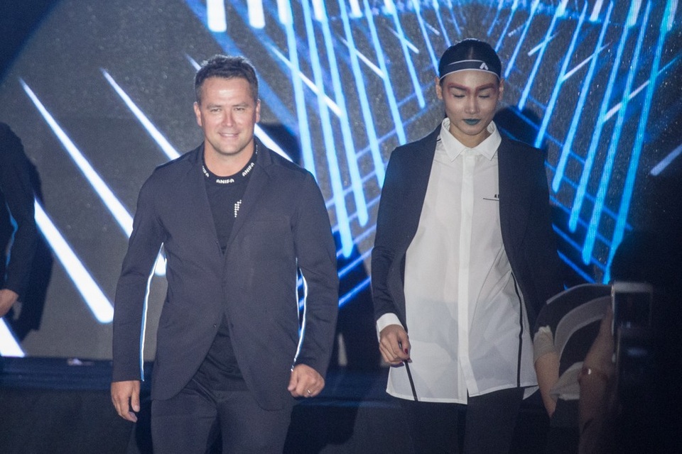 Hoa hậu Đặng Thu Thảo, Chi Nguyễn rạng rỡ đón Michael Owen - 16 Hoa hậu Đặng Thu Thảo, Chi Nguyễn rạng rỡ đón Michael Owen - 16