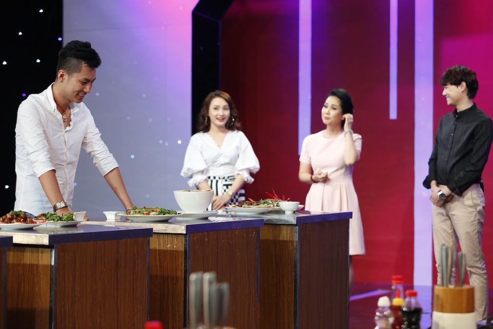 Nữ ca sĩ chuyển giới bị chê “cư xử không giống người nổi tiếng”vì lên án chồng - 2 Tuy nhiên Phi Hùng lại đoán sai người thực hiện món ăn.