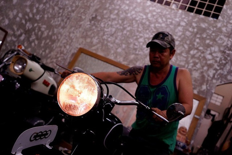 Kỳ công với niềm đam mê phục chế xe cổ - 1 Có những đêm, anh Long ngồi ngắm chiếc xe, nghiên cứu cách chế lại linh kiện bị thiếu mà không biết mệt mỏi…