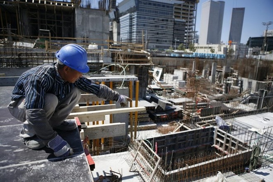 Một công nhân xây dựng Trung Quốc làm việc tại Tel Aviv. (Nguồn: haaretz)