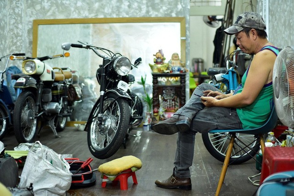 Kỳ công với niềm đam mê phục chế xe cổ - 2 Trong qua trình trò chuyện, rất hay bắt gặp anh nhìn chăm chú vào điện thoại tra cứu thông tin về các chi tiết của xe…
