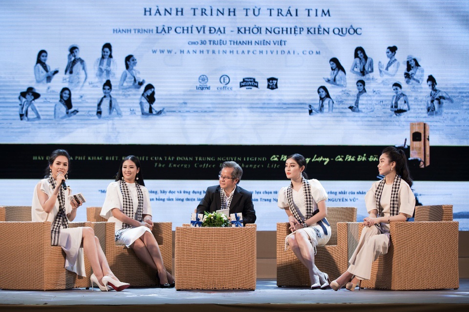 12 Hoa hậu, Á hậu tỏa sáng tại ngày hội “Hành trình từ trái tim” - 1 12 Hoa hậu, Á hậu tỏa sáng tại ngày hội “Hành trình từ trái tim” - 1
