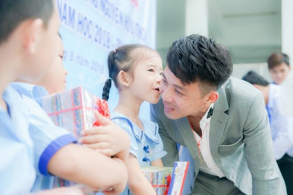 
Ông Phạm Trần Nhật Minh trao học bổng cho các em nhỏ.
