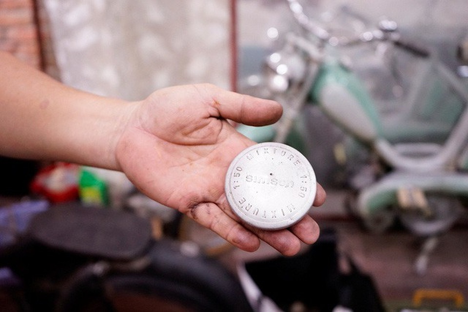 Kỳ công với niềm đam mê phục chế xe cổ - 11 Với những chi tiết nguyên bản, việc tìm kiếm vô cùng gian nan, mất nhiều thời gian và tốn kém.
