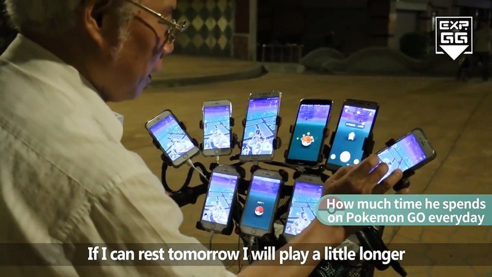 Tay chơi 70 tuổi gắn 9 điện thoại thông minh vào xe đạp đi bắt Pokemon - 2 Số lượng điện thoại cảm ứng gắn trên xe đạp của ông Chen khiến nhiều người ngưỡng mộ