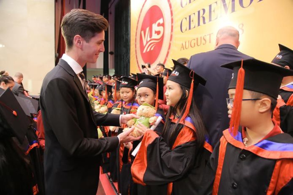 
Để đạt được chứng chỉ quốc tế Cambridge, các em đã trải qua nhiều vòng thi kiểm tra các kỹ năng tiếng Anh cần thiết.
