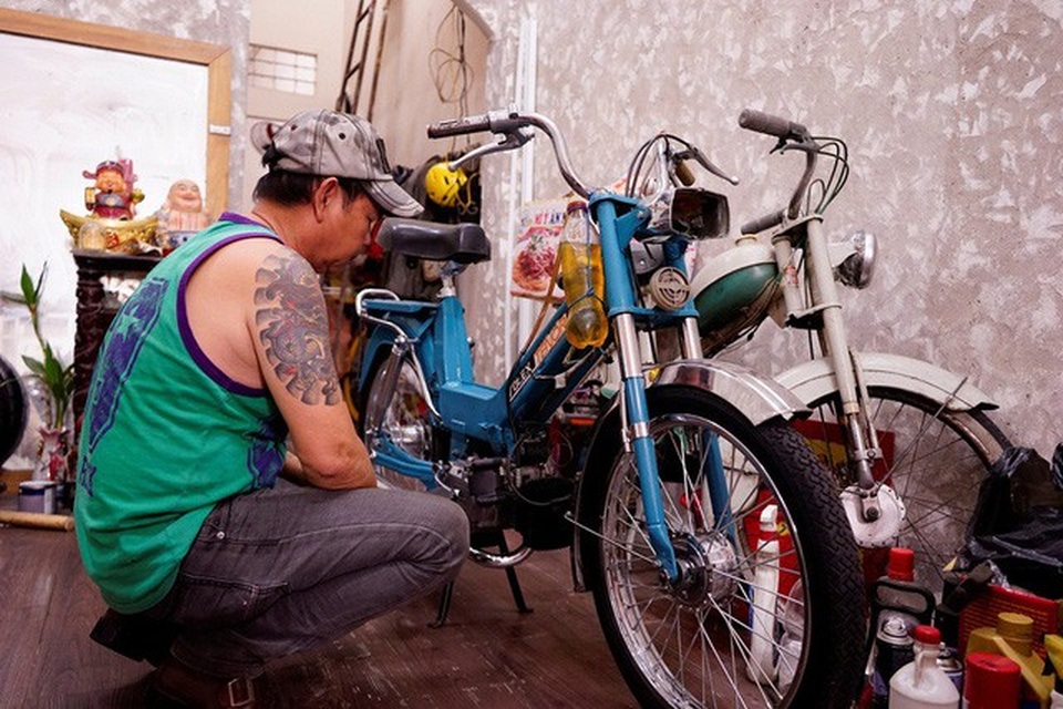 Kỳ công với niềm đam mê phục chế xe cổ - 6 Khi nhận một chiếc xe cổ về, điều đầu tiên chính là làm cho máy nổ