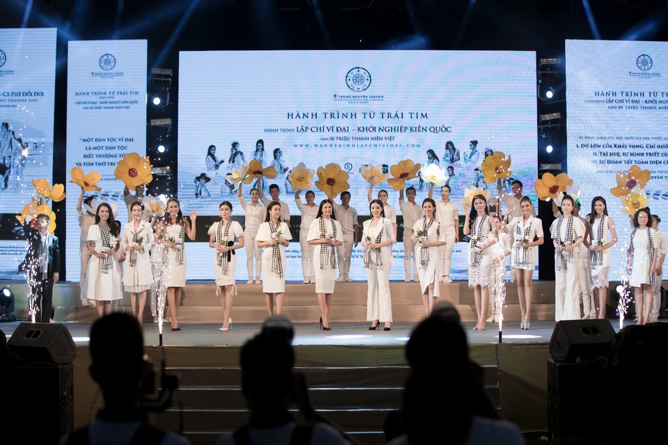 12 Hoa hậu, Á hậu tỏa sáng tại ngày hội “Hành trình từ trái tim” - 6 12 Hoa hậu, Á hậu tỏa sáng tại ngày hội “Hành trình từ trái tim” - 6