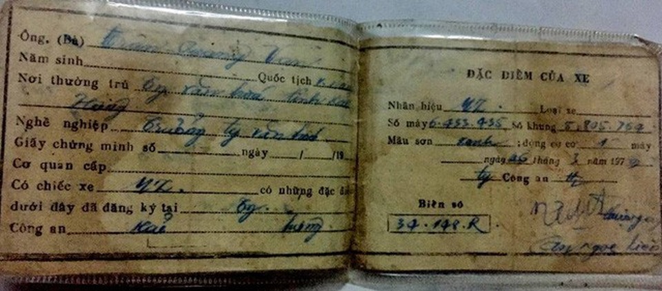 Kỳ công với niềm đam mê phục chế xe cổ - 9 Đây là một trong những giấy đăng ký xe có trong ví của anh Long, giấy “khai sinh” này của chiếc MZ châu Phi.