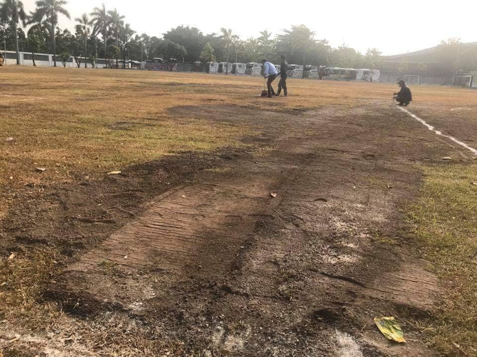 Olympic Việt Nam tập trên mặt sân như ruộng cày tại Indonesia - 3
Mặt sân gồ ghề khiến đoàn quân HLV Park Hang Seo không thể tập luyện