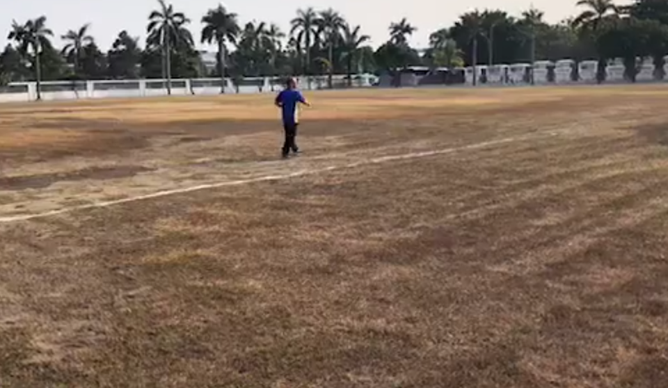 Olympic Việt Nam tập trên mặt sân như ruộng cày tại Indonesia - 2
Mặt sân tập quá xấu khiến HLV Park Hang Seo không hài lòng