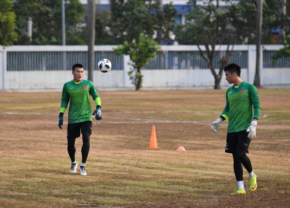 Olympic Việt Nam phải tập sân như ruộng cày, chủ nhà Indonesia nói gì? - 1
Olympic Việt Nam khốn khổ vì mặt sân tập xấu trước trận gặp Pakistan