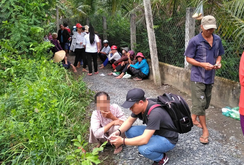 Khẩn trương truy bắt nghi phạm thảm sát 3 người trong gia đình vợ - 1
Đông người dân tập trung gần khu vực xảy ra vụ thảm án