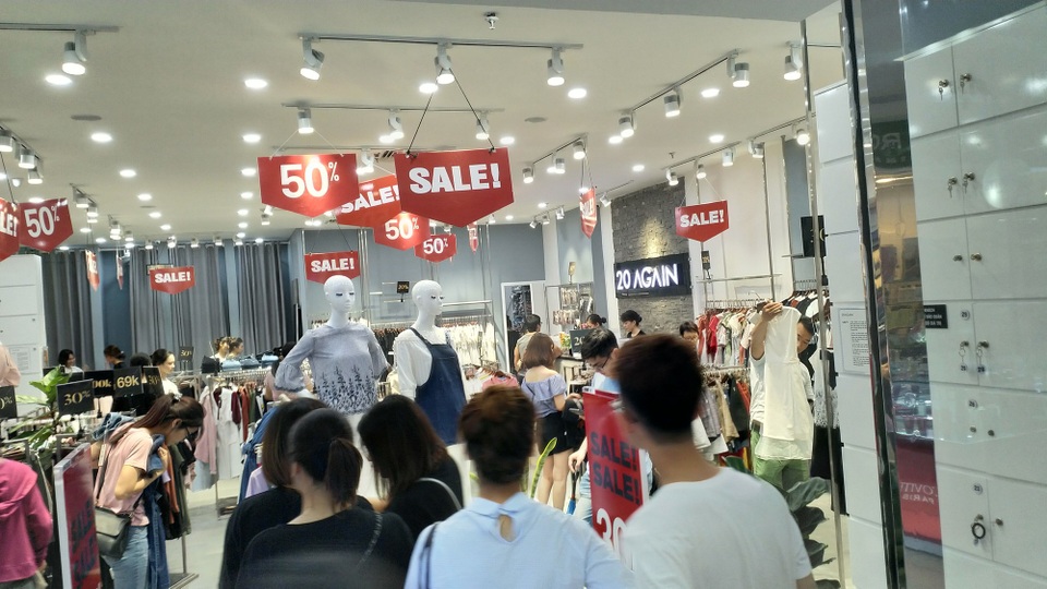 Khuyến mại khủng, hàng quần áo trẻ em, nữ giới ăn lên làm ra "tháng cô hồn" - 2 Đối với nhiều người tháng cô hồn hạn chế chi tiêu, nhưng quan niệm đó đã thay đổi khi ngày càng nhiều cửa hàng bội thu vì kết hợp giảm giá hàng cũ và bán hàng mới.