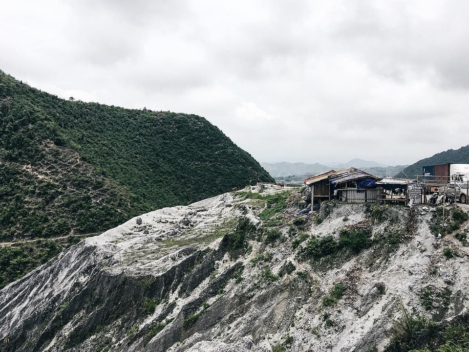 Cũng nhờ phong cảnh hùng vĩ, độc đáo, quanh năm phủ một màu trắng xóa mà nhiều người còn ví đây là ngọn đồi Bắc Âu ở Việt Nam. Ảnh: @thaotranrl