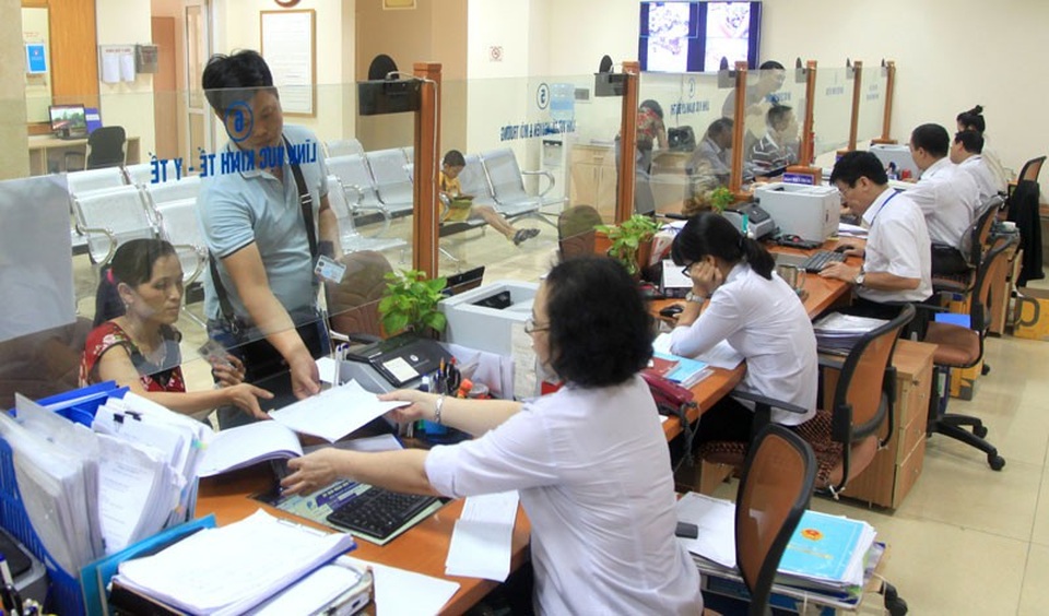 Tinh gọn bộ máy: Việc khó, quyết tâm phải cao - 1
Làm thủ tục hành chính tại quận Hoàn Kiếm. Ảnh: Thanh Hải