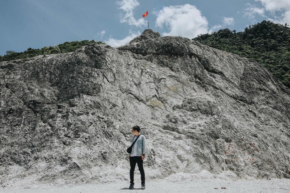 Buổi sáng trời lạnh, sương giăng phủ khắp nơi, buổi trưa khi mặt trời lên không khí ấm áp, nắng nóng như mùa hè. Buổi chiều trời hanh hao, se lạnh như mùa thu, trong khi đó buổi tối nhiệt độ xuống thấp, lạnh giá như mùa đông.