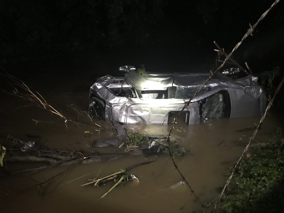 
Một trong các xe bị lũ cuốn trôi. (Ảnh: Abc7)
