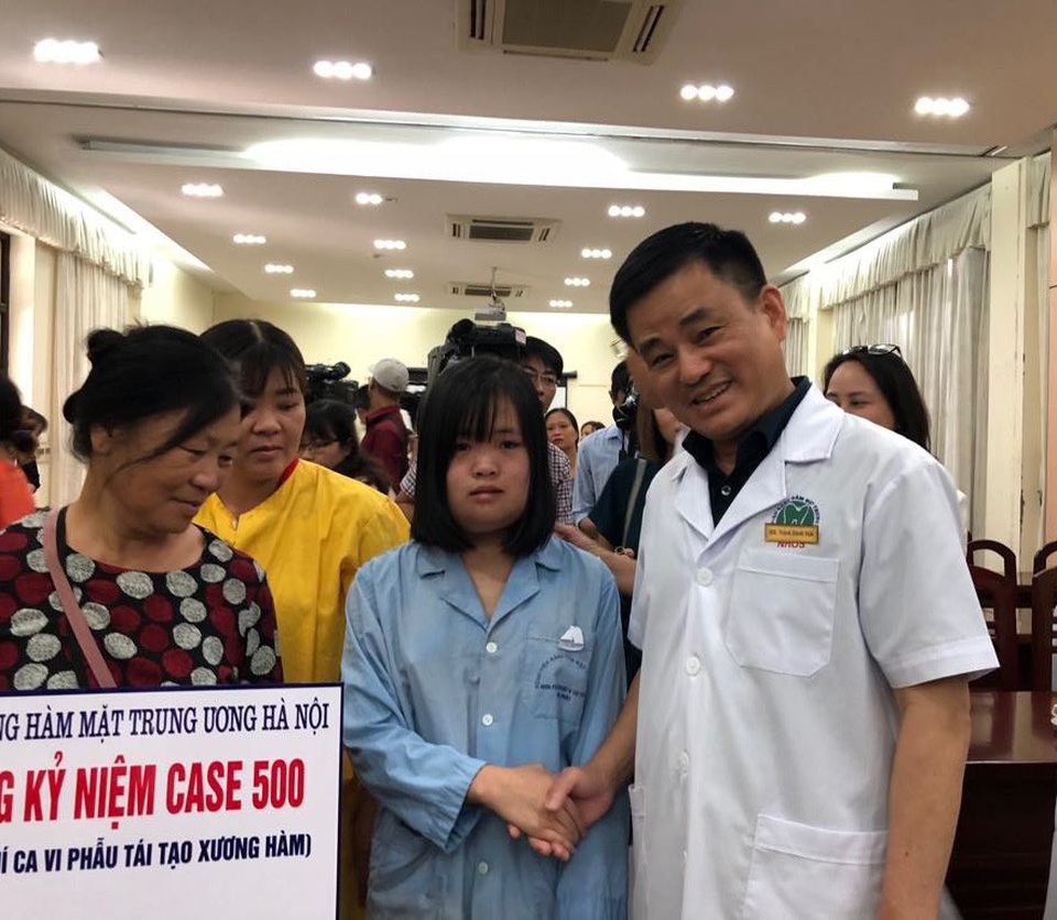 Nữ sinh sẽ bị mất nửa gương mặt vì cắt bỏ toàn bộ xương hàm bị u "ăn" - 1
GS Trịnh Đình Hải động viên bệnh nhân trước giờ phẫu thuật. Bệnh nhân sẽ phải cắt bỏ toàn bộ hàm do đã bị mục rỗng, tiêu xương. Ảnh: H.Hải