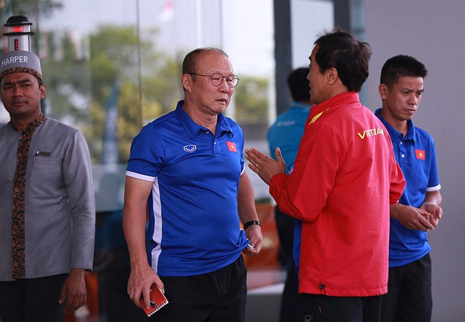 Olympic Việt Nam đi bộ qua đường, tập ở sân bê tông giữa trời nắng - 9
HLV Park Hang Seo không hài lòng về công tác tổ chức của BTC giải
