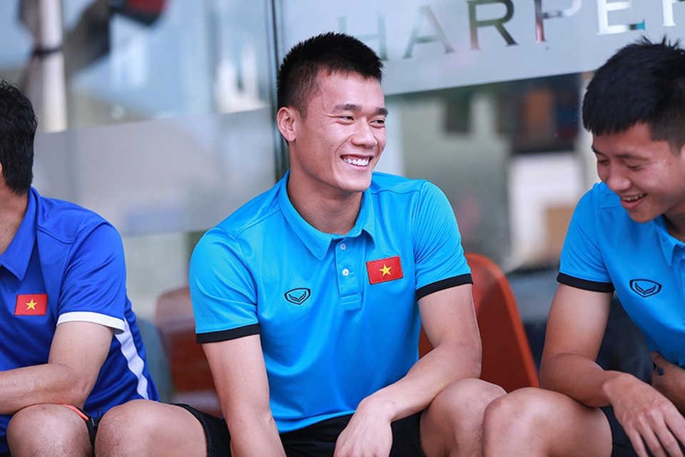Olympic Việt Nam đi bộ qua đường, tập ở sân bê tông giữa trời nắng - 8 Olympic Việt Nam đi bộ qua đường, tập ở sân bê tông giữa trời nắng - 8