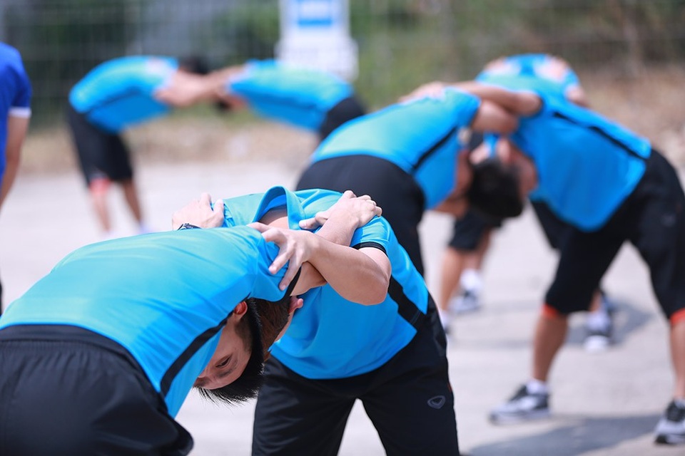 Olympic Việt Nam đi bộ qua đường, tập ở sân bê tông giữa trời nắng - 6 Olympic Việt Nam đi bộ qua đường, tập ở sân bê tông giữa trời nắng - 6