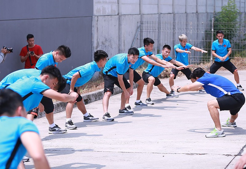 Olympic Việt Nam đi bộ qua đường, tập ở sân bê tông giữa trời nắng - 4
Xuân Trường hướng dẫn các đồng đội