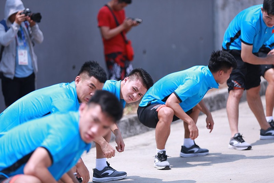 Olympic Việt Nam đi bộ qua đường, tập ở sân bê tông giữa trời nắng - 3 Olympic Việt Nam đi bộ qua đường, tập ở sân bê tông giữa trời nắng - 3