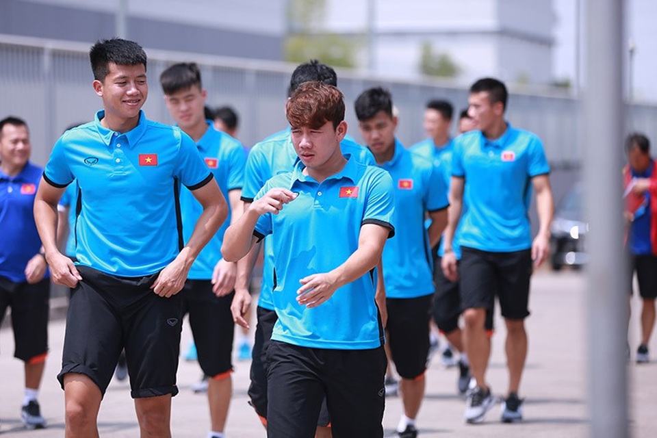 Olympic Việt Nam đi bộ qua đường, tập ở sân bê tông giữa trời nắng - 1
Olympic Việt Nam phải tập sân bê tông giữa trời nắng
