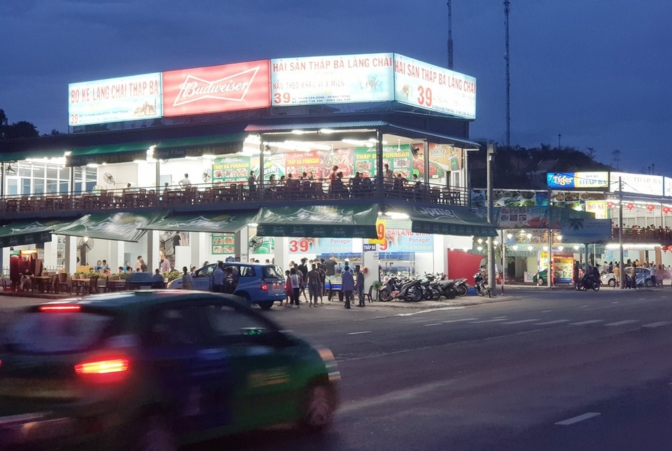 Nha Trang: Doanh thu du lịch hơn 12.200 tỷ đồng trong 7 tháng - 2 Nhà hàng hải sản ở Nha Trang mọc lên như nấm và đón nhiều khách Trung Quốc