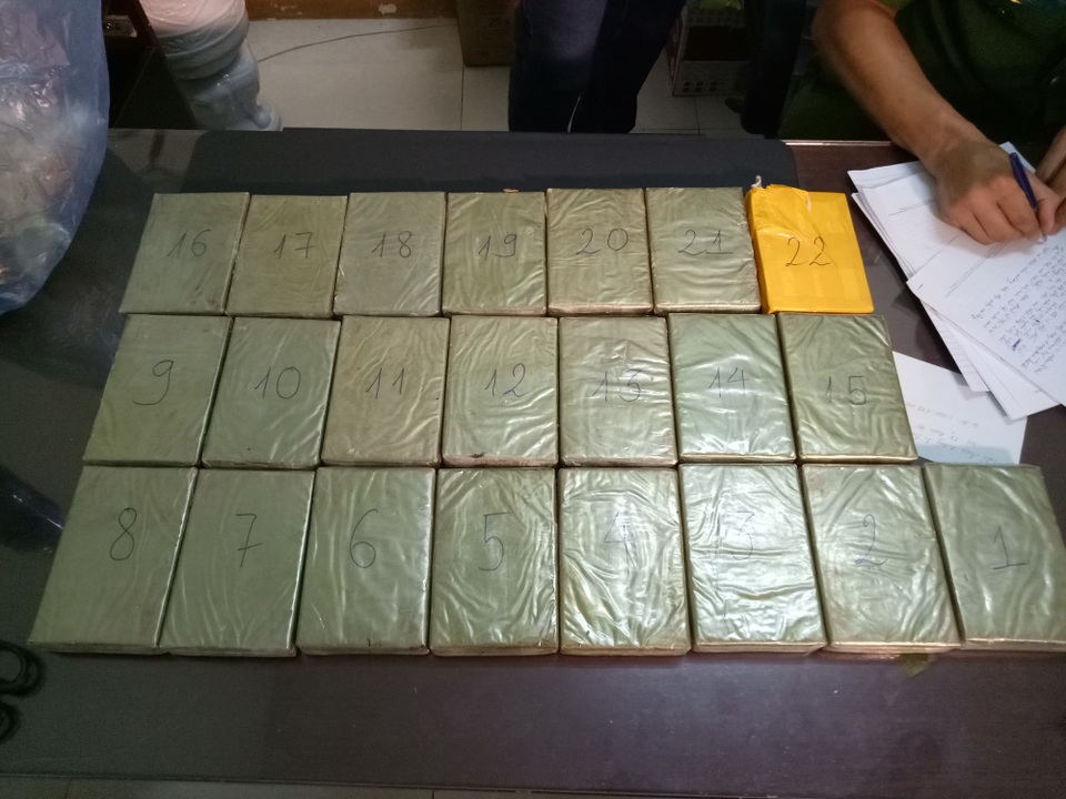Bắt nữ quái vận chuyển 22 bánh heroin trên xe khách - 2
22 bánh heroin được Đào giấu trong máy nổ đem xuống TP.Hồ Chí Minh tiêu thụ