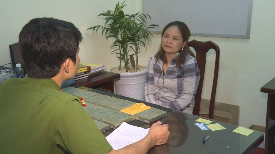 Bắt nữ quái vận chuyển 22 bánh heroin trên xe khách - 1 Đối tượng Đào tại cơ quan công an