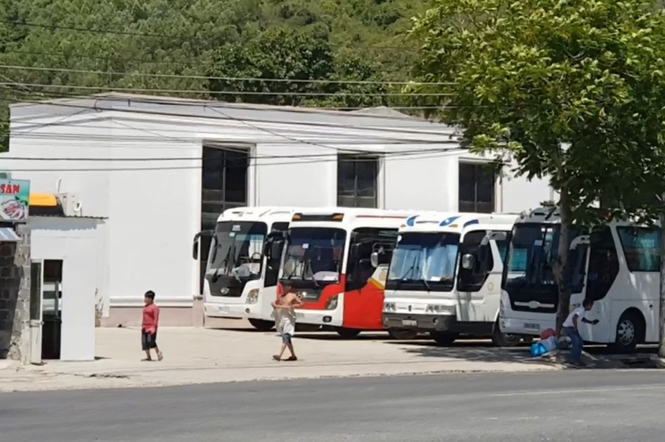 Nha Trang: Doanh thu du lịch hơn 12.200 tỷ đồng trong 7 tháng - 3 Cửa hàng trên đường Nguyễn Tất Thành, Nha Trang đón hàng chục lượt xe chở khách Trung Quốc đến mỗi ngày