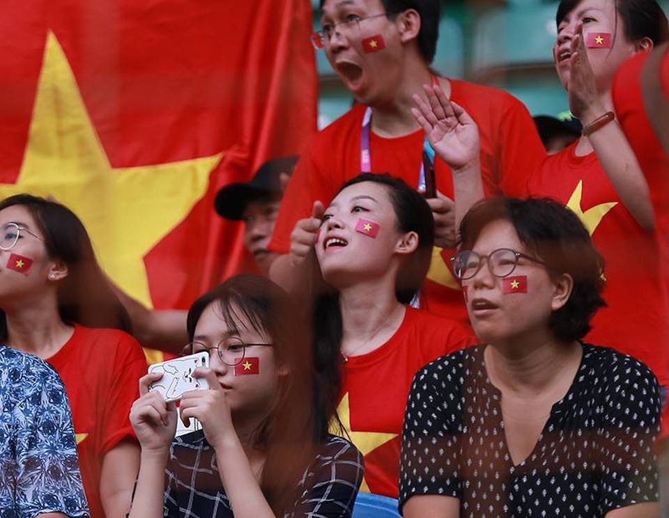 Nữ cổ động viên xinh đẹp “tiếp lửa” Olympic Việt Nam trên khán đài - 4
Nữ cổ động viên xinh đẹp hết mình cổ vũ Olympic Việt Nam