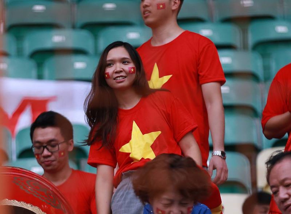 Nữ cổ động viên xinh đẹp “tiếp lửa” Olympic Việt Nam trên khán đài - 3 Nữ cổ động viên xinh đẹp “tiếp lửa” Olympic Việt Nam trên khán đài - 3