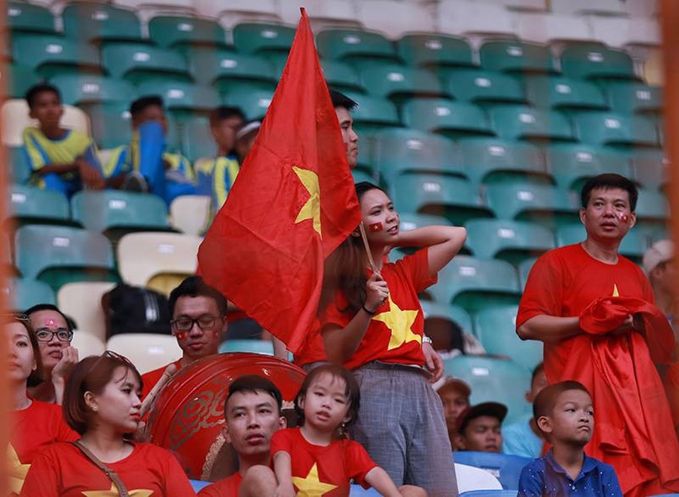 Nữ cổ động viên xinh đẹp “tiếp lửa” Olympic Việt Nam trên khán đài - 2 Nữ cổ động viên xinh đẹp “tiếp lửa” Olympic Việt Nam trên khán đài - 2