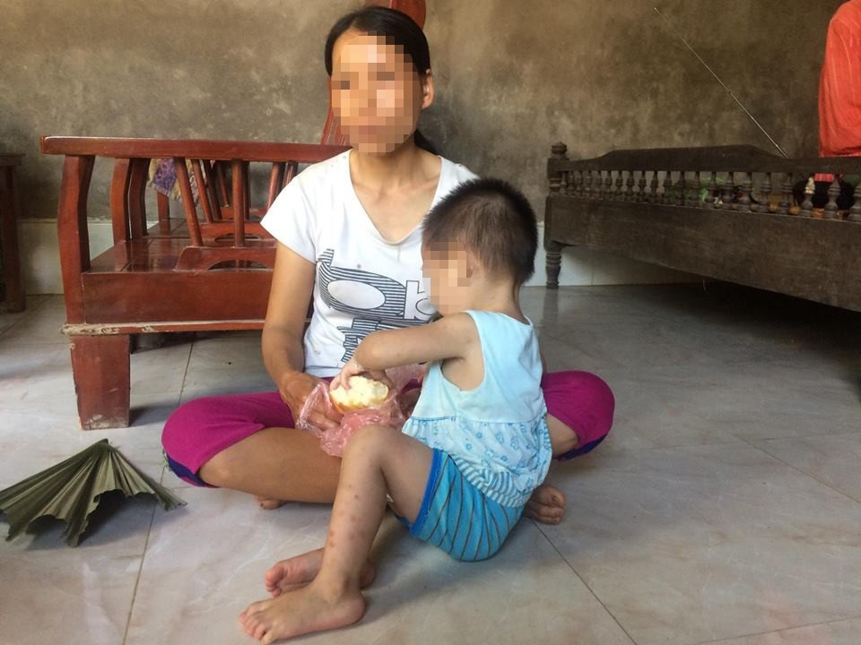 Gia đình bé gái 18 tháng tuổi có HIV: Không dám quy kết trách nhiệm cho ai - 1 Câu hỏi đặt ra của cả gia đình chị Đ. là tại sao bé Q. lại nhiễm HIV trong khi bố mẹ âm tính với căn bệnh thế kỷ này, dường như không ai trả lời được... (Ảnh: Trần Thanh).