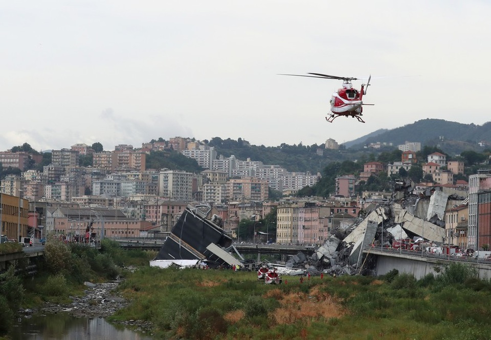 Ô tô rơi từ độ cao 45m trong vụ sập cầu cao tốc Italy - 2
(Ảnh: Reuters)